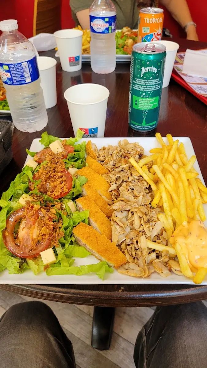 Assiette de salade, cordon bleu, kebab et frites
