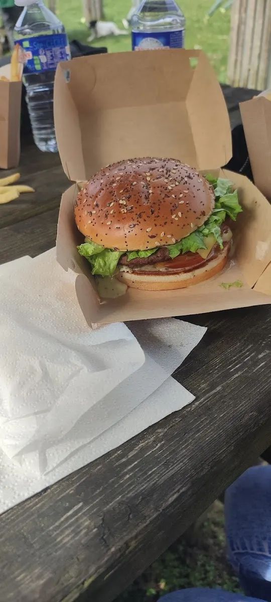 Burger dans sa boîte en carton